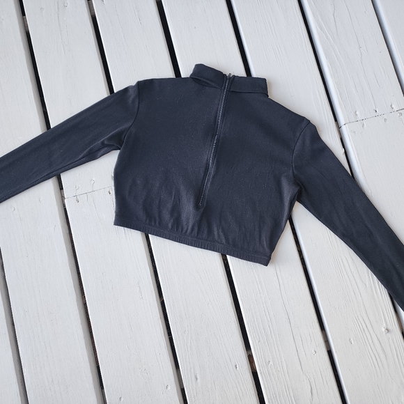 S cropped Turtleneck w back zipper - Picture 9 of 10